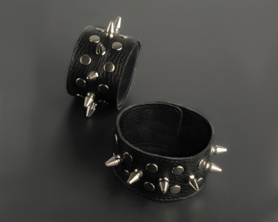 НАПУЛЬСНИКИ С ШИПАМИ НА КНОПКАХ кожа (3057-1)